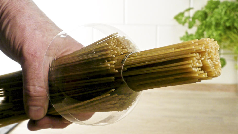 FLASKETUTM�LER: Klipper du av tuten, skal hullet matche en porsjon spagetti. Foto: �ivind Lie