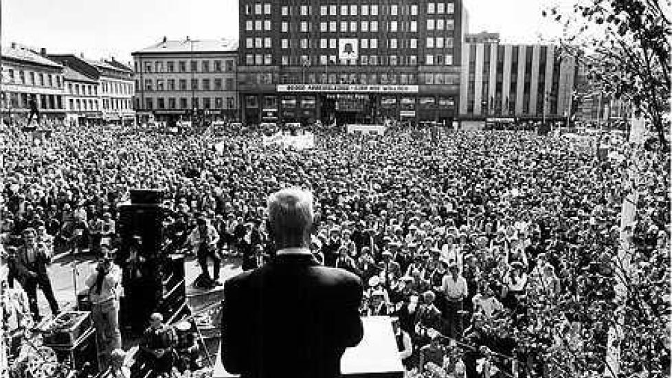 P� YOUNGSTORGET: Einar Gerhardsen taler p� Youngstorget i 1984. Arbeiderpartiet samlet folket og ble spydspissen i det Finn Olstad kaller frihetens �rhundre i sin nye bok. Foto: FRA BOKA