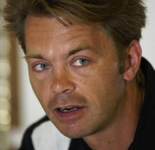 - TRIST: Sosiolog og profilert antirasist Henrik Lunde mener at mange unge menesker som melder seg inn i SOS Rasisme ender opp med � verve p� gata, ikke med � drive antirasistisk arbeid. - Det er trist, sier Lunde. Foto: Erlend Aas / SCANPIX