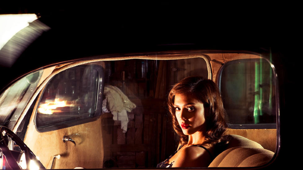 P� FILM: En rekke av Jim Thompsons romaner er blitt filmatisert. Her er Jessica Alba i den flunkende nye versjonen av �The Killer Inside Me�. Jim Thompson skrev tjueni romaner. I tillegg til de fire som n� utgis p� norsk, kommer ytterligere tre i februar. Foto: FRA FILMEN
