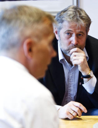 - Justisministeren detaljstyrer politiet