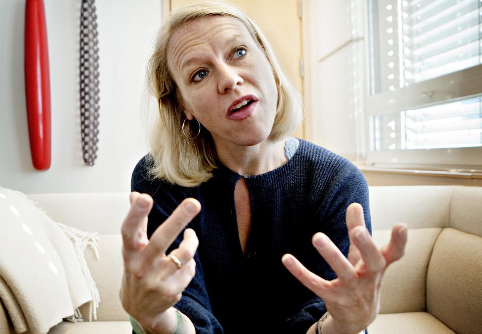 GAVEPAKKE: Anniken Huitfeldt har stilt seg positiv til � vurdere forslaget om � erstatte Bokavtalen med en ny boklov. Tore Renberg mener hun har f�tt en gavepakke. Foto: LARS EIVIND BONES