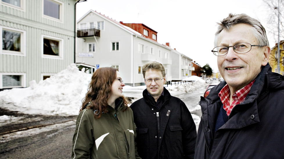 SL�R TILBAKE: Stieg Larssons bror Joakim (midten) og faren Erland Larsson sl�r tilbake mot Larssons samboer Eva Gabrielsson p� en ny nettside. Her er de sammen med Joakims datter Therese p� Stiegs gamle trakter i Stockholm. Foto: NINA HANSEN