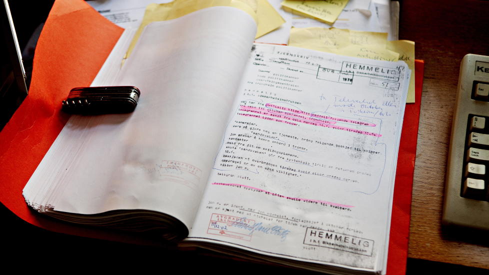 TYKK: Den mange�rige overv�kingen av Jon Michelet f�rte til en tykk perm, som danner grunnlaget for boka forfatteren gir ut i dag. Foto: Lars Eivind Bones / Dagbladet