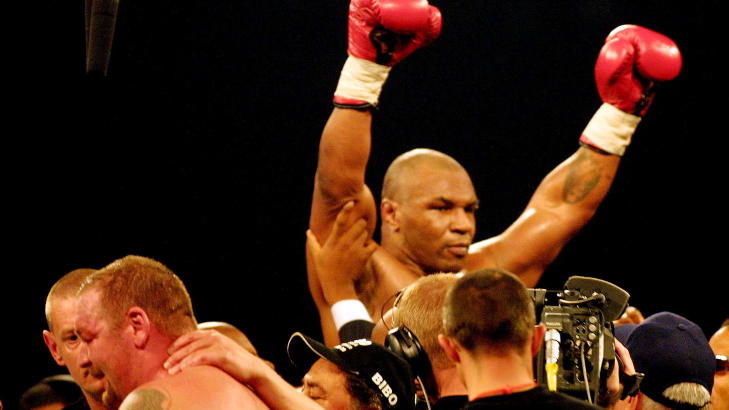 MESTER: Mike Tyson fotografert etter � ha knust Brian Nielsen i K�benhavn 13. oktober 2001. N� har Tyson engasjert seg for Jack Johnson, som har v�rt et forbilde for ham. Foto: Espen Rasmussen / Dagbladet