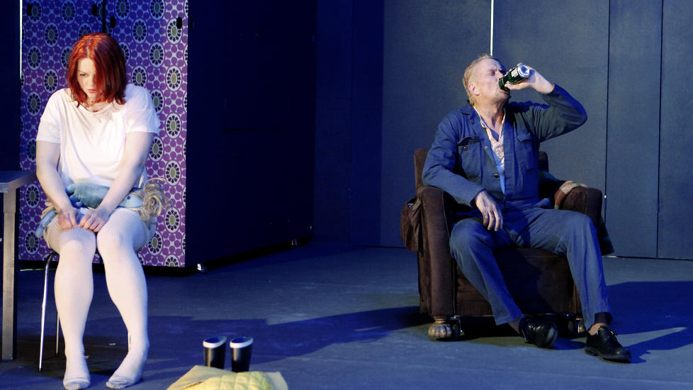 HJEMME HOS �SA:  Riksteatret har valgt � legge �Meg eier ingen� til 70-tallet, da historien i boka er fra. Trude �ines spiller �sa og Dennis Storh�i spiller hennes alkoholiserte far, Leif.   Foto: ERLING H�GELAND/Dagbladet