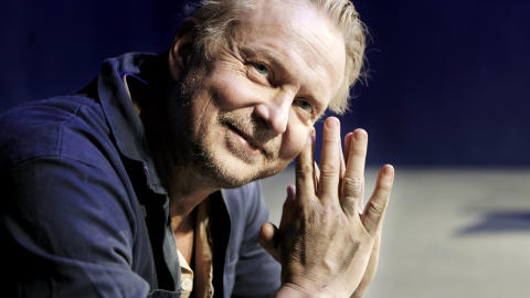 -KRAFTIG KOST:  Dennis Storh�i spiller den alkoholiserte faren Leif i oppsetningen av �Meg eier ingen�. - Mange som sliter med rusmisbruk er egentlig ressurssterke mennesker, sier Storh�i. Foto: ERLING H�GELAND/Dagbladet