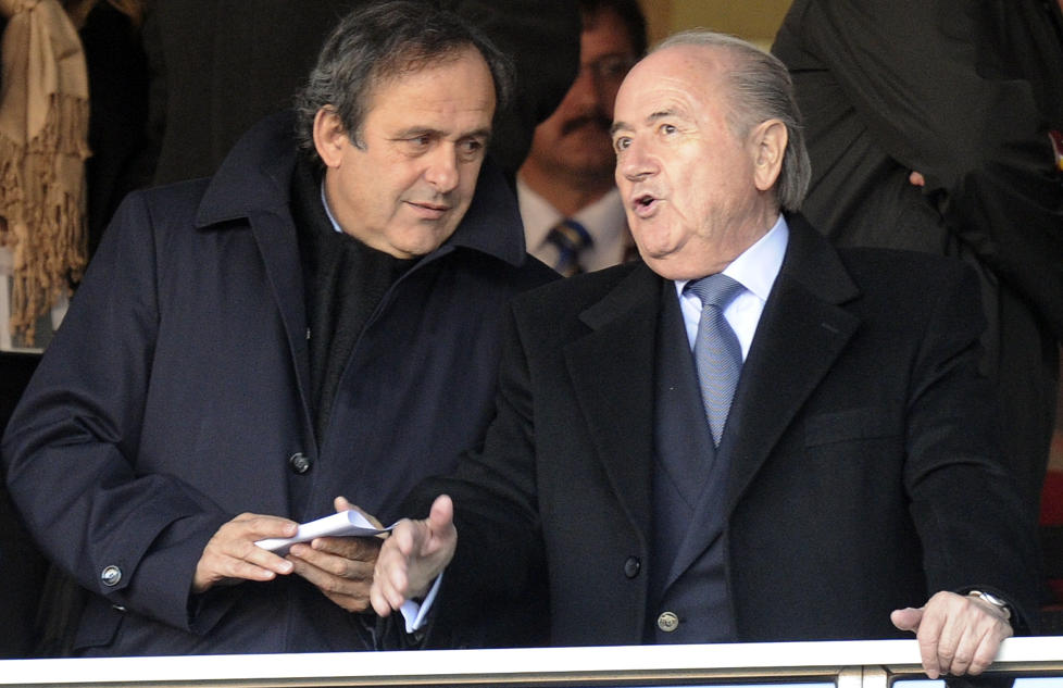 B�R DELE P� BYRDEN: Uefa-president Michel Platini (t.v.) st�tter Fifa-president Sepp Blatter i at fotball-VM i Qatar i 2022 b�r spilles vinterstid, men mener ogs� at mesterskapet b�r deles mellom flere av statene i regionen.Foto: SCANPIX/AP Photo/Martin Meissner