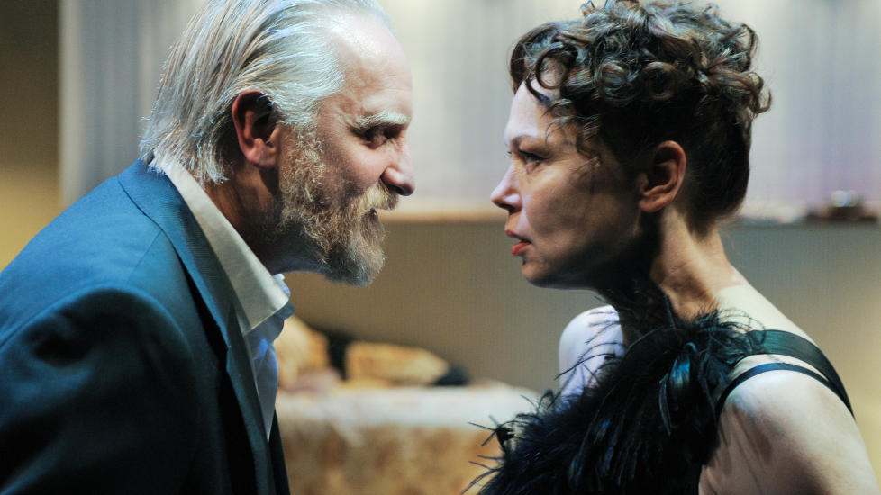 DIN, TIL D�DEN ...: Uheldigvis. Det er Svein Harry Sch�ttker Hauges og Marianne Nielsens tur til � ta livet av hverandre n�r Rogaland Teater setter opp �Hvem er redd for Virginia Woolf?�. Foto: Emile Ashley/Rogaland Teater.