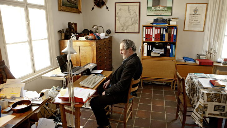 SKRIVER HJEMME: Jon Michelet har kontor hjemme i villaen p� Larkollen. Foto: Lars Eivind Bones / Dagbladet