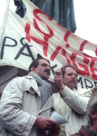 POLITISK AKTIV: Her holder Jon Michelet appell p� talerstolen 1. mai 1987. FOTO: INGE GJELLESVIK/SCANPIX