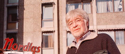HAR BYSTEN HJEMME: Tidligere Nordlys-redakt�r Ivan Kristoffersen har Michelets byste av den vietnamesiske diktatoren Ho chi minh st�ende hjemme, som et minne om den tiden de politiske frontene var mer polariserte enn i dag. Foto: Dagbladet
