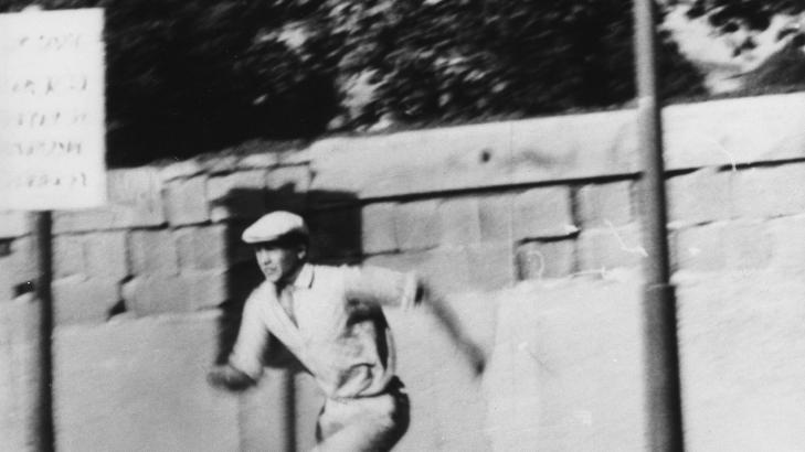 BERLINMUREN: Bildet fra 1961 viser en flyktning fra �st-Berlin som fors�ker � komme seg vestover ved � klatre over den nybygde muren. I DDR kalte de den for en antifascistisk beskyttelsesvoll. P� norsk venstreside var det flere som fors�kte � forklare behovet for muren. Foto: AP