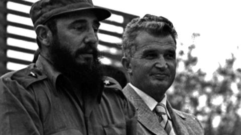FORBILDER: Norsk venstreside dro p� bes�k til det rumenske kommunistpartiet ledet av Nicolae Ceausescu (til h�yre). Her er han sammen med Fidel Castro, som fortsatt f�r bes�k av norske sympatis�rer. Foto: REUTERS/Prensa Latina