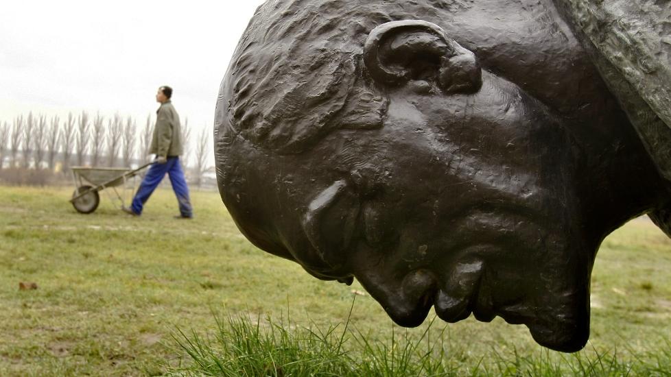 LENIN ER FORTSATT MED: Preger han fortsatt norsk venstreside? Her ligger en henslengt Lenin ingen lenger har bruk for i en bakhage i Romania. Statuen pleide � st� i hovedgata i hovedstaden. Foto: AP/Vadim Ghirda