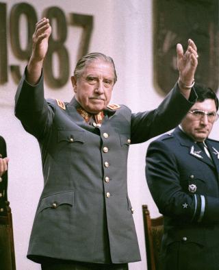 H�YRESIDENS TABBE: 
Da Pinochet d�de var Dagbladet langt mer realitetsorientert i sin nekrolog, avisa skrev om jubelen i folket og om �Pinochet - alle diktatorers ansikt.� 3150 var drept, hundretusenvis fengslet og drevet p� flukt. Under Mao d�de rundt 35 millioner.
Foto: REUTERS/Jose Agurto/File