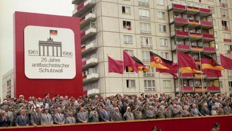 JUBILEUM: 25-�rsfeiringen av Berlinmuren, p� �sttysk offisielt hold kalt Antifascistischer Schutzwall. Foto: Bundesarkiv/Wikimedia