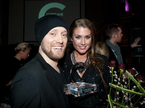 BEST KLEDDE: Tone Damli Aaberge (22) stakk av med prisen for �rets best kledde kvinne. Kj�resten Aksel Hennie (35) hadde ogs� tatt turen til Costume Awards torsdag kveld. Foto: Glenn Svendsen / STELLA PICTURES
