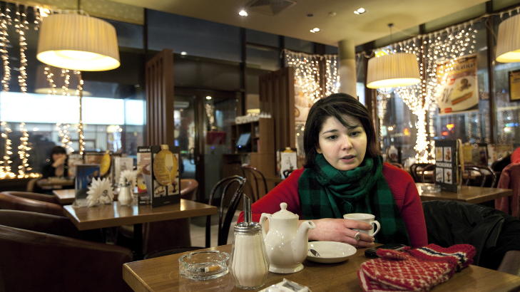 I MOSKVA: Den 12. januar ble Maria Amelie arrestert p� Lillehammer, og den 24. ble hun satt p� flyet til Moskva. Her m�ter hun Dagbladet i Russland, der var tida tung. - Jeg m�tte ha en hel m�ned p� meg f�r jeg kunne m�te mennesker p� en vanlig m�te igjen. Jeg bare gr�t og sov, sier Maria Amelie. FOTO: HENNING LILLEG�RD/DAGBLADET