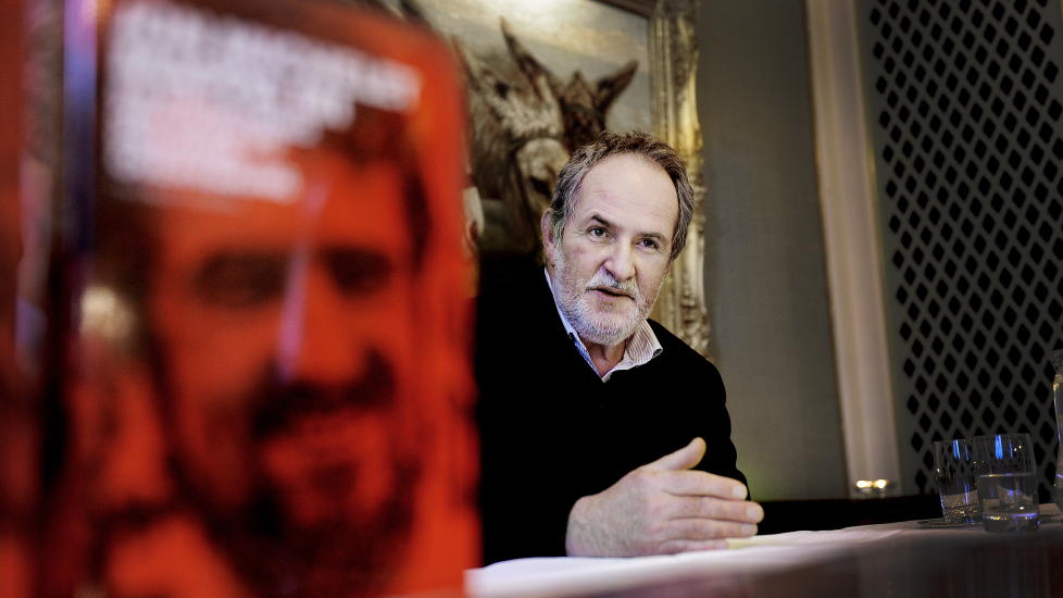 DELER MAPPEINNHOLD: Jon Michelets prosjekt har gjort innholdet i mappa til skjelett i et selvbiografisk prosjekt. Foto: John T. Pedersen/Dagbladet