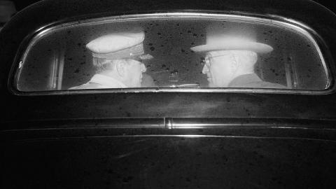 EN 12'ER: Harry Trumans tale i 1947 f�r karakter 12, mens snittet bare er 10.4. Her snakker han om atomv�pen sammen med general Douglas MacArthur (til venstre) i 1950. Foto: AP
