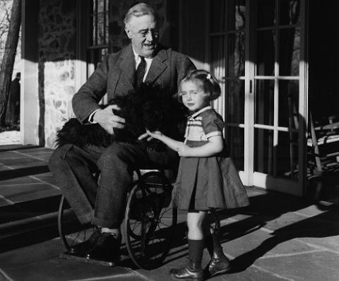HAR FEM TOPPLASSERINGER: Franklin D. Roosevelt holdt taler fra 1934 til 1940 som alle f�r h�yeste karakter, mens snittet er p� 11.4. Her et av to bilder som finnes av ham i rullestol. Roosevelt Library/Wikimedia