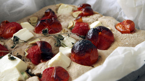Perfekt pizza-pita: skal helst ha tjukk, litt brent deig og store smaker fra tomat, fetaost og hvitløk. Perfekt pizza-pita: skal helst ha tjukk, litt brent deig og store smaker fra tomat, fetaost og hvitløk.