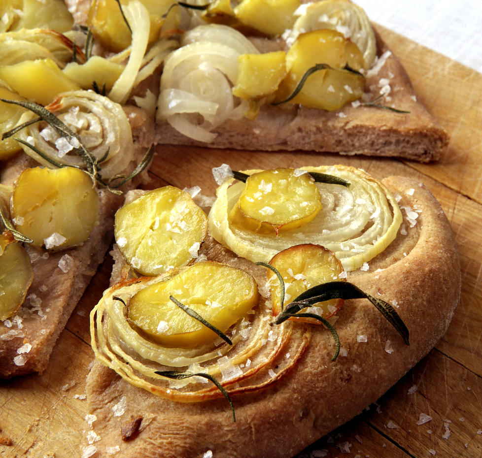 Pizza for Pottit-Nprge: Vi nordmenn blir aldri napolitanere, s� hvorfor ikke lage pizza av det kan vi best - poteter? Denne varianten har potet b�de opp� og i deigen. Foto: Mette Randem.