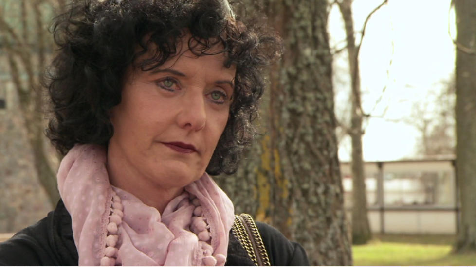 TAR TIL T�RENE: Under innspillingen av NRK-serien �Hvem tror du at du er� m� Unni Lindell ta til t�rene etter at hun f�r et innblik i sin families historie.Foto: NRK/Monster