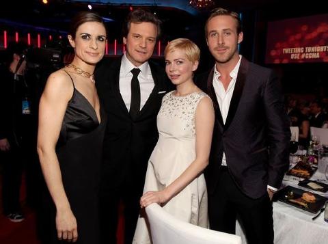 I NORSK DESIGN: Her er Livia Firth, i en av Skarras kjoler, med mannen Colin Firth, Michelle Williams og Ryan Gosling, p� Critics' Choice Awards i Los Angeles tidligere denne m�neden. Foto: Privat