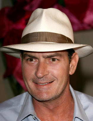 Charlie Sheen legger seg frivillig inn på rehab