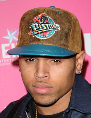 Voldsd�mte Chris Brown vil ha fjernet forbudet om � n�rme seg Rihanna