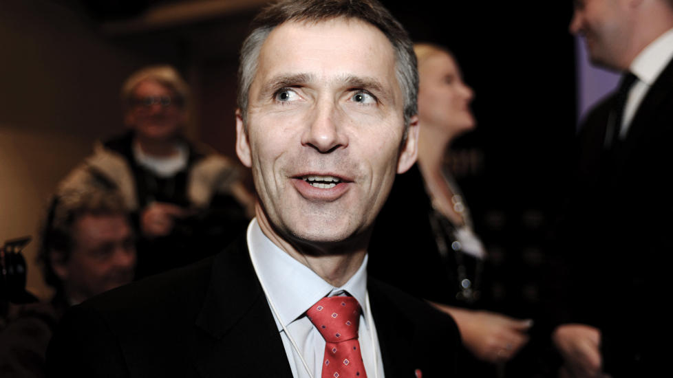 FOSSER FRAM: Statsminister Jens Stoltenberg bel�nnes av velgerne etter � ha st�tt hardt p� at Maria Amelie har oppholdt seg ulovlig i landet. Foto: AFP PHOTO, ERIC PIERMONT