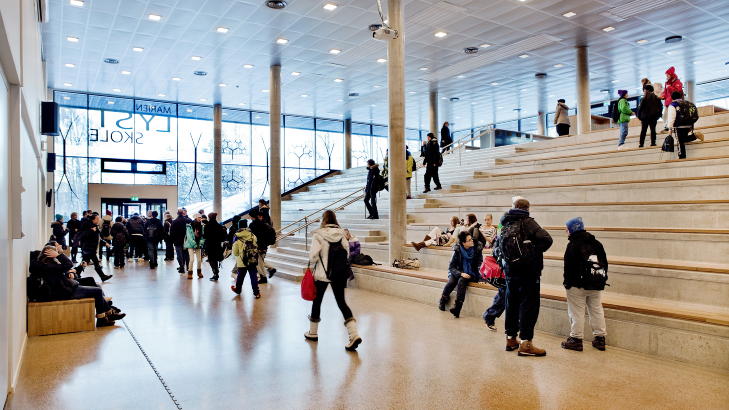 Tribuneplass: Auditoriet er et fellesrom som kan brukes til b�de timer, m�ter, lekser - eller som spiseplass i pauser.
