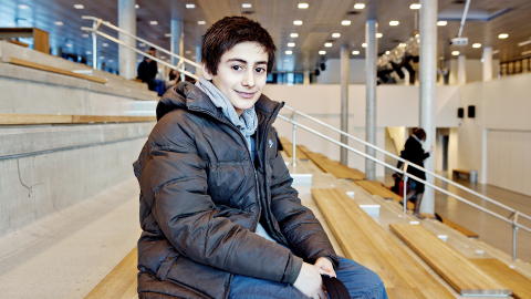 Merker godt forskjell:  Elevr�dsleder Araz Ahmadi gikk f�r p� den n� nedlagte Str�ms� skole. - Der m�tte vi ofte �pne vinduene for � f� nok luft. Likevel hadde vi ofte vondt i hodet, forteller han.