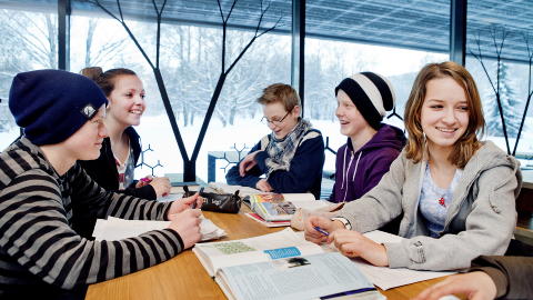 Gode forhold: Det er neppe det fysiske milj�ets skyld hvis f.v.) Martin F�neb�, Tonje Gr�nviold, Sebastian Hovland, Even Gullichsen og Helene Zahedi ikke f�r gjort oppgavene sine.