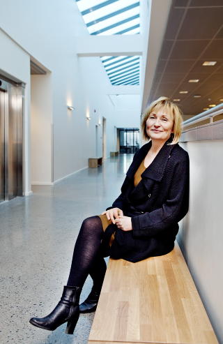 Lyst og fint:  Rektor �se Kvalfoss er godt forn�yd med det luftige bygget. Glasstaket gir mye lys, men holder likvel godt p� varmen i huset.