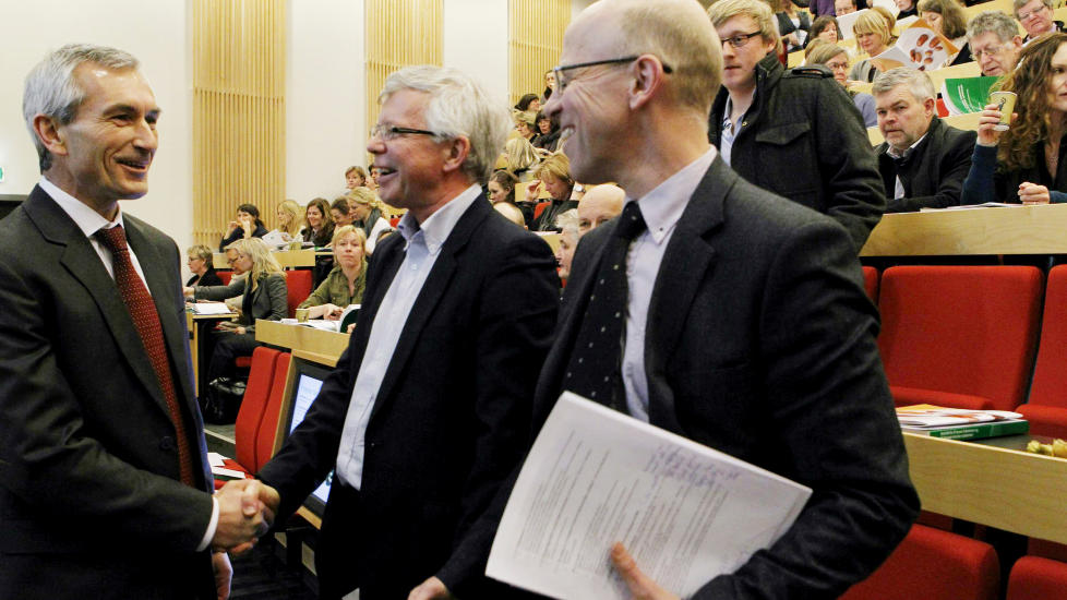 NYE R�D: 
Helsedirekt�r Bj�rn-Inge Larsen (t.v.) lanserer nye kostr�d basert p� rapporten til Nasjonalt r�d for ern�ring, her representert ved arbeidsgruppas leder Rune Blomhoff og leder Haakon E. Meyer. Foto: Berit Roald/Scanpix