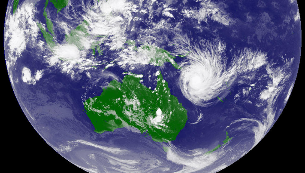 N�RMER SEG: Satellittbildet fra det japanske meteorologiske instituttet viser tydelig hvordan �Yasi� er p� vei inn over Queensland. Foto: DET JAPANSKE METEOROLOGISKE INSTITUTTET/REUTERS/SCANPIX