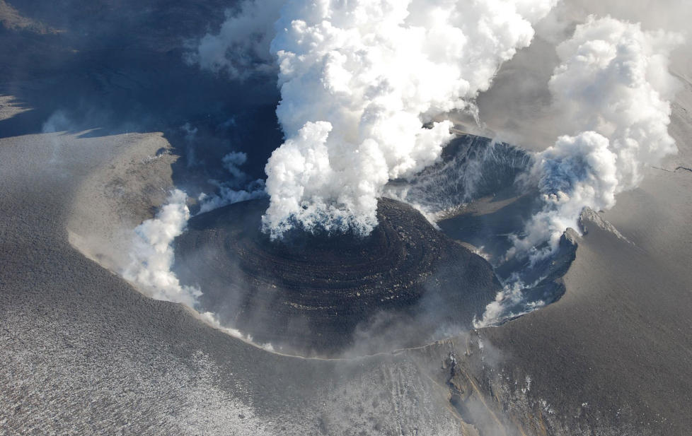 FULL AV LAVA: Oppe i krateret p� Shinmoedake-vulkanen samler det seg n� opp store lavamasser. Frykten er at lavaen skal renne over kanten og spre �deleggelse rundt vulkanen. Foto: DET JAPANSKE METEOROLOGISKE INSTITUTTET/AFP/SCANPIX