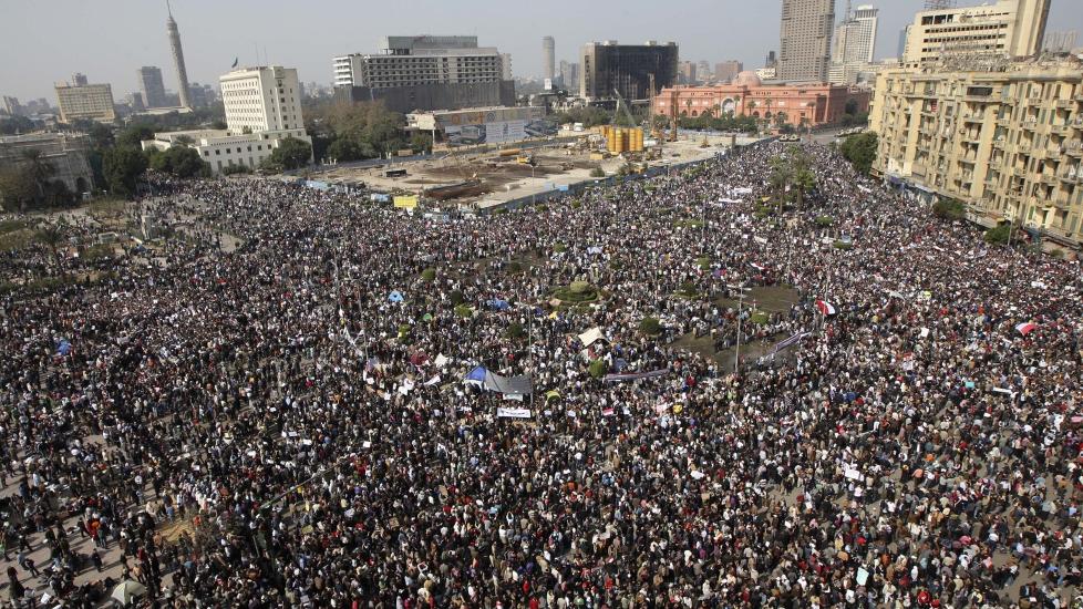 STORE FOLKEMENGDER: Flere hundre tusen demonstranter samlet seg i dag p� Tahrir-plassen i Kairo i Egypt. Foto: AP Photo/Khalil Hamra/Scanpix