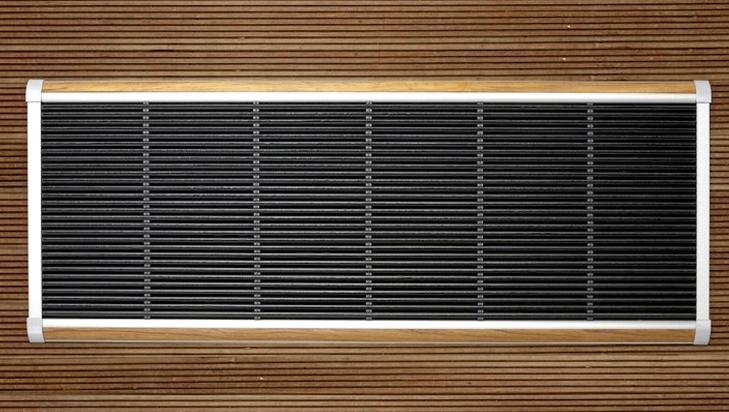 LEKKER: Denne solide d�rmatten er bygget litt opp, slik at det som b�rstes av skoene samles opp under den. Ramme i tre og aluminium, samt svarte nylonb�rster gir den ekslusivt preg. Finnes i forskjellige st�rrelser, fra kr 2850, Mattershop.dk. Foto: Produsenten