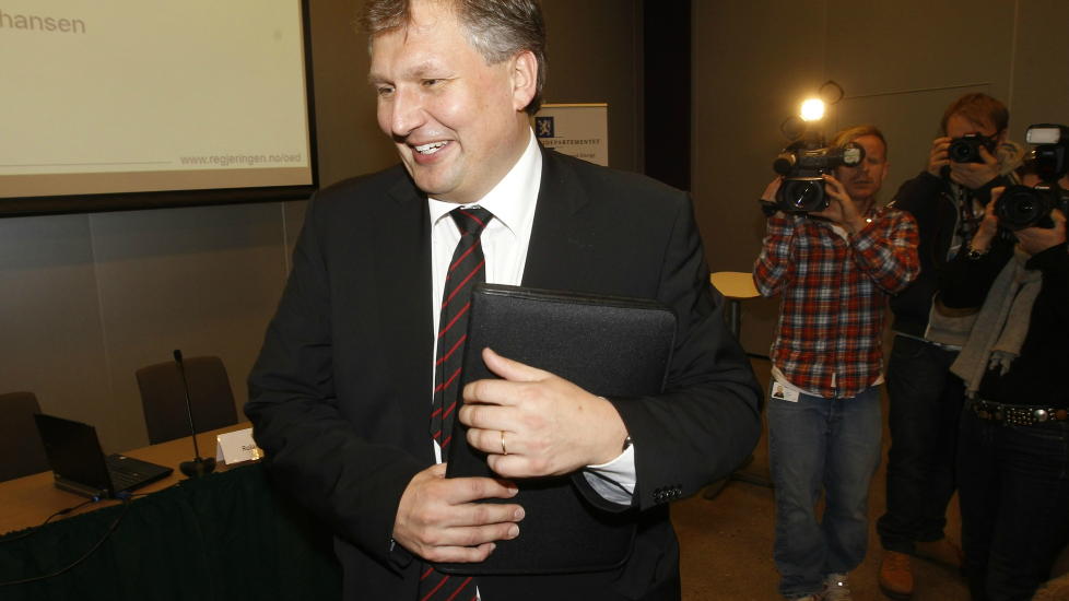 BARE SMIL: Regjeringen m�tte ta en strafferunde og innhente mer kunnskap f�r de konkluderer om kabler eller master i Hardanger. Olje- og energiminister Terje Riis-Johansen var lettet i g�r. Foto: Morten Holm / SCANPIX