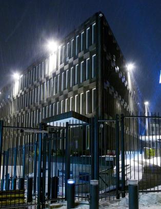Overv�ker jobbet svart for to millioner
