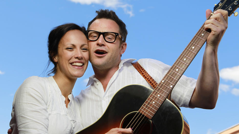 FRA MARIA TIL MARIA: Ingeborg Sundrehagen Raust�l har f�tt rollen som Maria Amelie p� Det Norske Teater. her ser vi skuespillerne Heine Totland og Ingeborg Sundrehagen Raust�l spiller Buddy Holly og kj�resten Maria Elena i h�stens musikal p� Folketeatret i Oslo. Foto: Berit Roald / SCANPIX