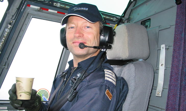 FÅR IKKE LENGER FLY: Trond Rasmussen (43) er hundre prosent arbeidsufør på grunn av invalidiserende øresus og støyallergi. Han ble syk etter halvannet år bak spakene i S-92. Foto: Privat FÅR IKKE LENGER FLY: Trond Rasmussen (43) er hundre prosent arbeidsufør på grunn av invalidiserende øresus og støyallergi. Han ble syk etter halvannet år bak spakene i S-92. Foto: Privat
