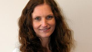 ERN�RINGSEKSPERT: Gunn Helene Arsky har testet sauser p� glass.