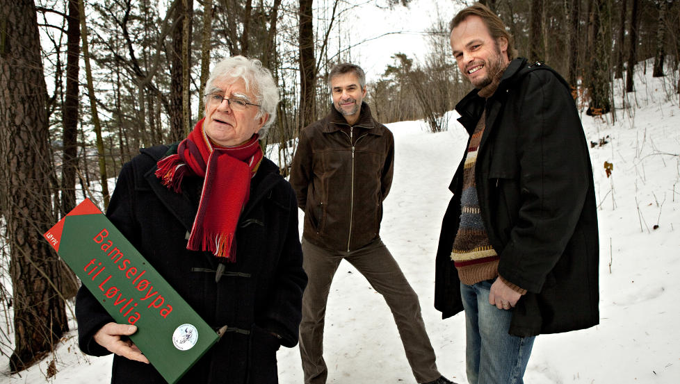 I OSLOMARKA: Jan Erik Vold tar med seg dikt og klassiske musikere og ut i oslomarka. Bak fra venstre ser vi festivalsjef Terje T�nnessen og musiker Hans Kristian Kjos S�rensen. Foto: Anders Gr�nneberg