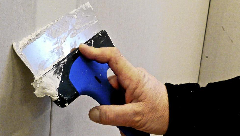SKUMMELT: Det skumle med sparkling er at du ikke ser om du har gjort riktig f�r du har tatt et par str�k maling. Foto: �ivind Lie
