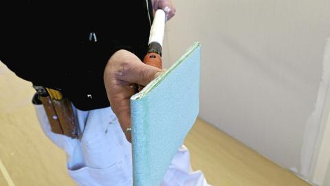 PAPIR: Legg flere ark p� pussebrettet og dra av etter hvert. Legg arkene i kant med brettet p� den ene siden slik at du kan pusse helt inn i hj�rnene. Foto: �ivind Lie